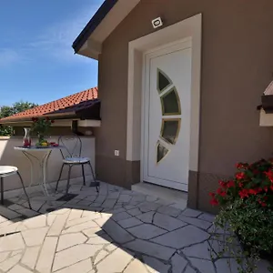 apartments-viktoria-lovran.primorje-gorskikotar.com/